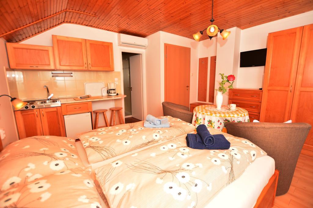 Viragoskert Apartman Heviz Room photo