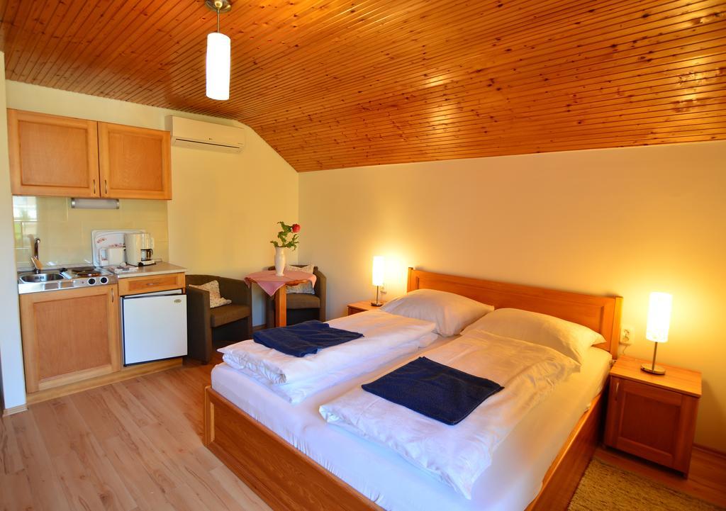 Viragoskert Apartman Heviz Room photo